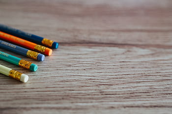 pensil warna-warni, kayu, meja tulis, Notebook, ruang fotokopi, jurnal, penulisan, buku harian, pensil, kayu - Bahan, multi-warna