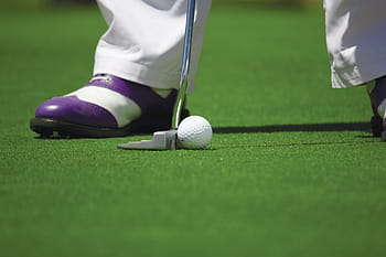 osoba, nošení, fialově bílé boty, hraní, golf, mimo, tráva, sport, míč, zelená, klub
