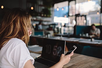 joven, mujer, trabajando, café, caucásico, femenino, oficina, espacio de trabajo, lugar de trabajo, computadora, macbook