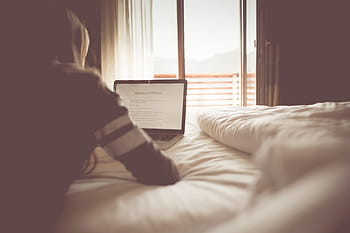 leitura da menina, menina, blog, quarto, varanda, cama, laptop, macbook, macbook pro, manhã, montanhas