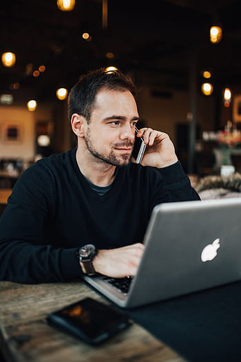 joven, trabajando, empresario, moderno, café, interior, espacio de trabajo, lugar de trabajo, computadora, macbook, computadora portátil