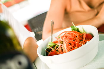 ヘルシーサラダ、 ヘルシー、 サラダ、 フード、 おいしい、 野菜、 女性、 人間の手、 食事、 ヘルシー食べる、 食べ物と飲み物
