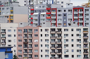 farblich abgestimmte Betonbauten, Stadt, Wohnungen, Gebäude, Gehäuse, Makler