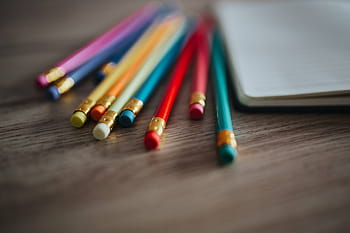 pensil warna-warni, kayu, meja, Notebook, pensil warna, pensil, ruang fotokopi, jurnal, penulisan, buku harian, multi-warna