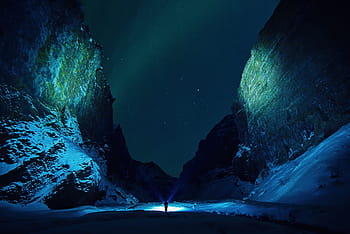 Person zwischen Bergen, Eis, Höhle, Felsen, Schnee, Winter, Taschenlampen, Menschen, Reise, draussen, Abenteuer