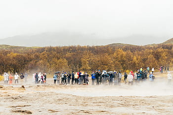 Menschen, Stehen, braun, Feld, Gruppe, Sand, fotografiert, Tageslicht, Menge, Regenschirm, Männer