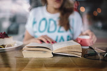 女性の読書、 コーヒーショップ、 読書、 大人、 白人、 女性、 コーヒー、 本、 若い、 カフェ、 カフェテリア