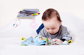 bébé jouant à la toile, enfant, bébé, éducation, jouet, fils, amusement, brochure, toucher, stimulation de la vue, lire à l'enfant