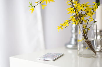 スマートフォン、 黄色、 花、 白、 ノート、 携帯電話、 メモ帳、 テーブル、 花瓶、 室内、 人物なし