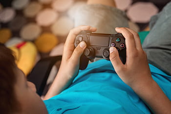 mladý, hraje, video, hry, Domov., chlapec, drží, gamepad., pasáž, dítě, utěšit