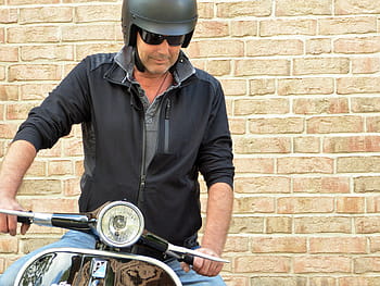 jezdectví, Černá, motocykl, nošení, helma, muž, vespa, váleček, motorový skútr, vozidlo, pohyb