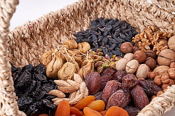 nuts, dried fruits, raisins, almonds, walnuts, hazelnuts, dried apricots, dried plums, pistachios, dates, healthy snacks