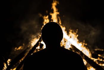 silueta fotografie, osoba, stojící, oheň, muž, u, temný, noc, táborák, plamen, světlo