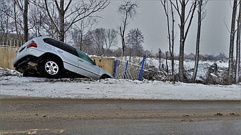bílý, suv, stromy, auto, pád, nehoda, bouračka, autonehoda, automobil, poškození, pojištění