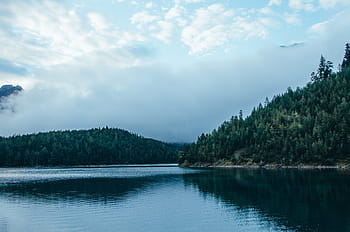 jezero, obklopen, kopec, během dne, modrý, tělo, voda, zelená, stromy, bílý, zataženo