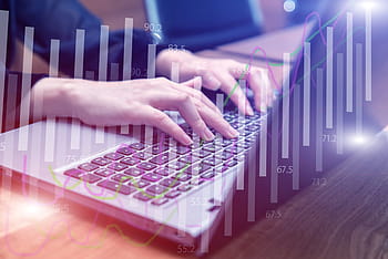 kişi, kullanma, gümüş laptop, çubuk grafiği yerleşimi, el, tip, tuş takımı, para, maliye, iş, tablo