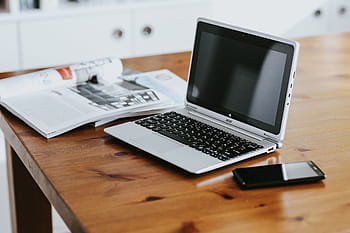 laptop prateado, vários, itens, mesa, Prata, laptop, revistas, computador, tecnologia, notebook, câmera