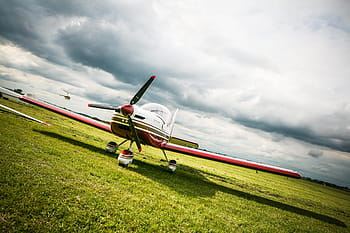 赤い飛行機、 赤、 飛行機、 航空機、 飛行、 空、 プロペラ、 航空機の翼、 雲-空、 屋外、 草