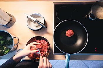 Hackfleisch Burger Fleisch, braten, Rinderhack, Burger, Fleisch, Kochen, Hände, Zuhause, Küche, Geschirr, Ansicht von oben