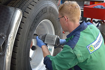 opravce pneumatik, montáž pneumatik, práce, opravy, mechanik, pneumatika, služba, dělník, auto, pracovní, muži