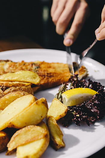 reastaurant :, Jantar, Peixe, Assado, Batatas, Fresco, Salada grega, legumes, comer, almoço, refeição