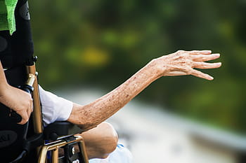 donna in sedia a rotelle, ospizio, mano rugosa, anziano, vecchio, paziente, Disabilitato, Sambuco, desideroso di aiuto, invalidità, persona disabile