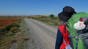 osoba, stojící, vedle, silnice, během dne, jakobsweg, poutník, pouť, camino de santiago, batoh