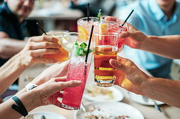 mělký, zaostřovací fotografie, lidé, přípitek, nápoje, alkohol, koktejly, alkoholik, sklenka, nápoj, večírek