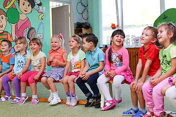 děti, sedící, lavice, uvnitř, pokoj, místnost, mateřská školka, klaun, zahrada, animátor, Dovolená, dítě