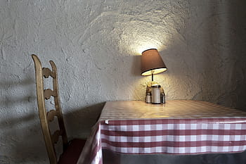 hnědý, stolní lampa, ubrus, stůl, židle, svítilna, kostkovaný, zeď, Pokrýt, domácí místnost, elektrická lampa