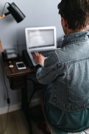 trabajando, computadora portátil, mujer, interior, oficina, espacio de trabajo, lugar de trabajo, computadora, macbook, tecnología, trabajo