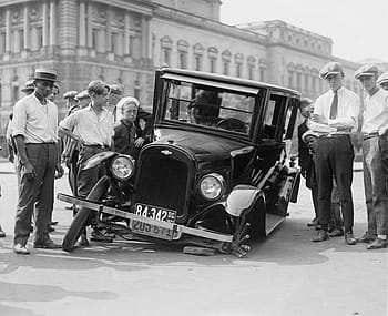 classico, auto chevrolet, circondato, fotografia di persone in scala di grigi, settore automobilistico, difetto, rotto, incidente d'auto, Stati Uniti d'America, 1923, vecchi tempi