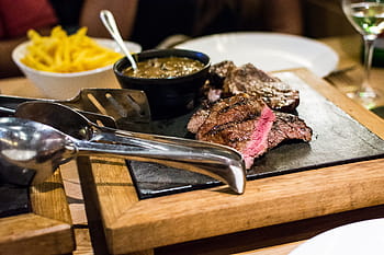 šťavnatý střední steak, šťavnatý, střední, steak, hovězí, jíst ven, hranolky, maso, restaurace, dřevo, jídlo