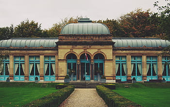 Gebäude, Eingang, die Architektur, Flagge, Gras, Sträucher, Hof, Pfad, Türen, Fenster