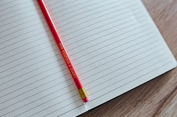 カラフルな鉛筆、 木製、 デスク、 ノート、 カラフル、 鉛筆、 コピースペース、 ジャーナル、 ライティング、 日記、 メモ帳