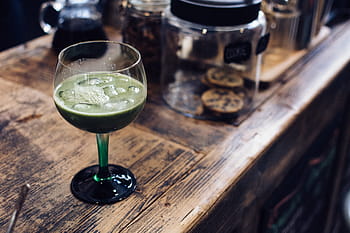 koktejl matcha, kavárna, matcha, koktejl, napít se, alkohol, nápojová sklenice, stůl, restaurace, víno, sklo - materiál