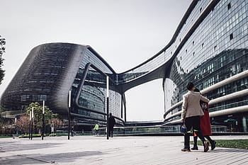 dva, osoba, chůze, vedle, skleněné budovy, během dne, kupé, u, budova, architektura, infrastruktura