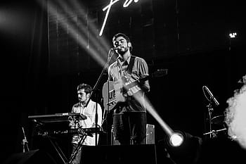 en blanco y negro, banda, cantante, teclado, guitarra eléctrica, músicos, música, escenario, luces, concierto, espectáculo