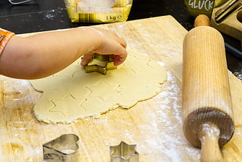 infornare, biscotto, periodo natalizio, anticipazione, dolce, delizioso, Avvento, contemplativo, la mano del bambino, bambino piccolo, ritagliare