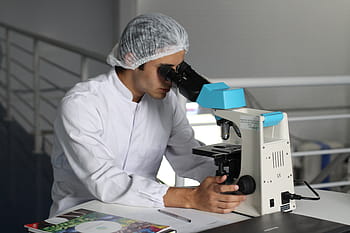 muž, bílý, s dlouhým rukávem, košile, použitím, mikroskop, vědec, lékárna, chemie, chemikálie, biolog