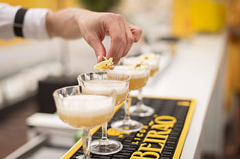 koktejl, nápoje, likér, barman, bar, alkohol, předkrm, večírek, studené nápoje, Na zdraví, připravuje koktejl
