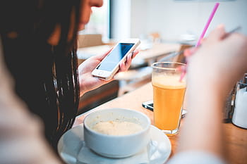 Mujer de negocios, almuerzo, negocios, cafetería, comida, niña, hambriento, iphone, dulce, superior, mujer