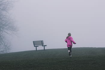 ragazza, in esecuzione, campo di erba piano, persone, ragazzo, bambino, correre, nebbia, parco, panchina, sedia