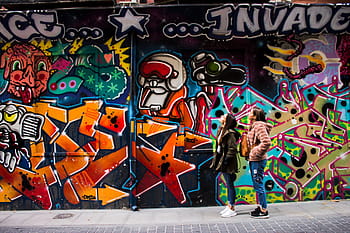 dva, ženy, zíral, graffiti, zeď, lidé, ulice, umění, malovat, design, plná délka