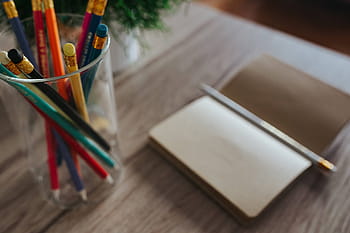 pensil warna-warni, kayu, meja tulis, Notebook, ruang fotokopi, jurnal, penulisan, buku harian, pensil, kuas, kayu - Bahan