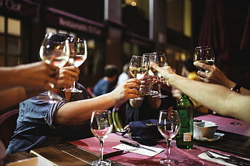 レストランワインを飲む、 友達、 レストラン、 飲む、 ワイン、 イブニング、 楽しい、 幸せ、 女性、 ディナー、 グラス
