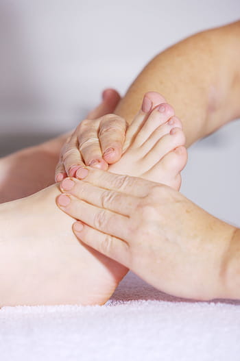 massaggio del piede, massaggio ai piedi, riflessologia plantare, medicina alternativa, bellezza, Cinese, circolazione sanguigna, disturbi circolatori, rilassare, rilassamento, donna