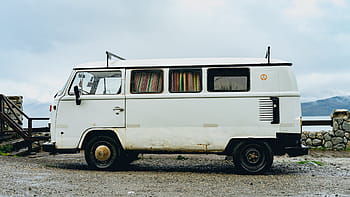 bílý, Volkswagen van, zaparkováno, dřevěný, plot, během dne, pláž, voda, kameny, přeprava, vozidlo