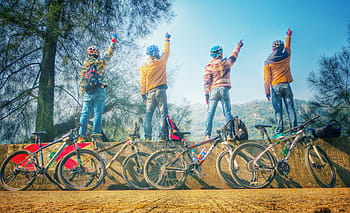quattro, persona, in piedi, calcestruzzo, barriera stradale, equitazione, bicicletta, compagno, amici, gli sport, giro