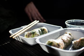 vietnamské takeaway, vietnamština, odnést, ruce, nudle, pho, polévka, jarní závitky, jídlo, tyčinky, sushi